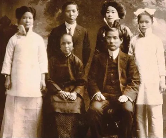 盧慕貞與孫中山同坐、女兒孫娗(左一)、女兒孫婉(右一)、兒子孫科、宋靄齡(右二)