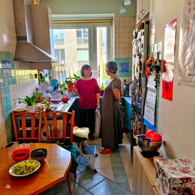 【逛完公園到表妹家小事休息，吃點水果，準備前往舊城區。】