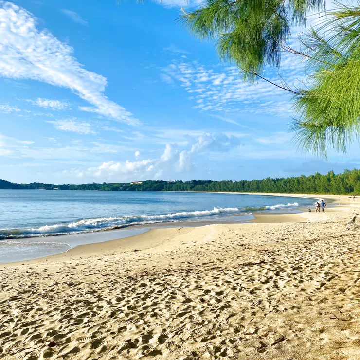 藍天白雲，視野開闊的月之濱沙灘