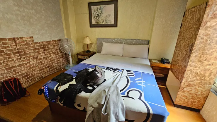這是我和老爸在台東鬧區住的超便宜旅館!可以睡覺洗澡上廁所和充電就可以!