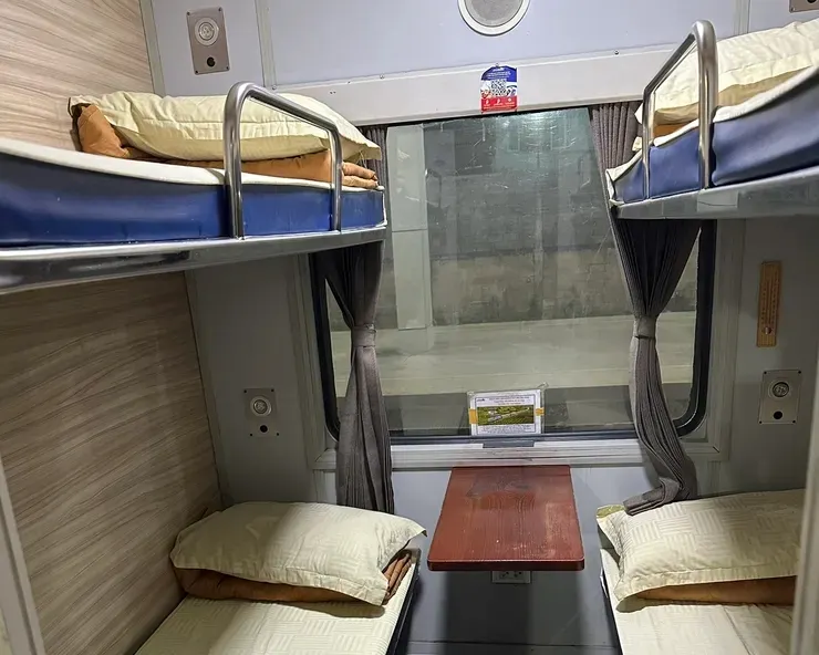 從胡志明市搭夜班臥鋪火車前往芽莊,全程約8.5小時,是體驗越南鐵路旅行最經典的方式之一