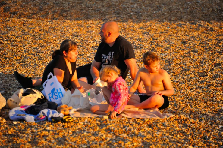 【雖沒碰到大景但晨昏陽光美好，視界遼闊所有的動看來都似靜。傍晚也到海邊逛逛，這家人正在吃炸魚薯條。】