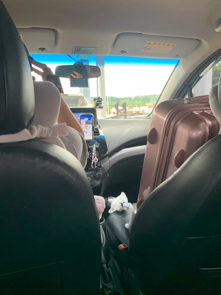 B開著車來到機場接我們