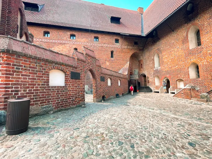 馬爾堡內前往餐廳的動線