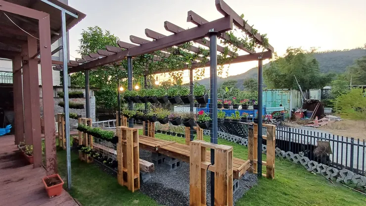 02.旗山圓富社區利用回收木棧板打造花架下休憩空間。圖片來源：高雄市府