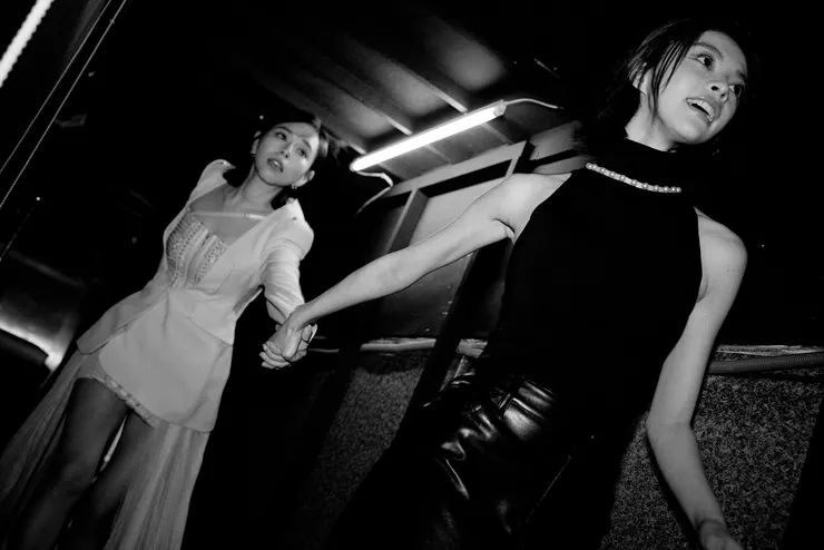 分屬不同世代與身分，夏于喬(後)、詹子萱(前)對愛與性的想法也有所差異。