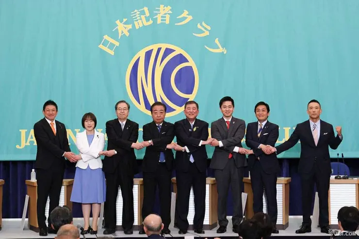 日本記者俱楽部主辦的与野党党首討論会,從左到右分別為參政黨黨首神谷宗幣、共產黨黨首田村智子、公民黨黨首齊藤鐵夫、立憲民主黨黨首野田佳彥、自民黨黨首石破茂、日本維新會黨首吉村洋文、國民民主黨黨首玉木雄一郎、令和新選組黨首山本太郎(圖片來源:時事通信)