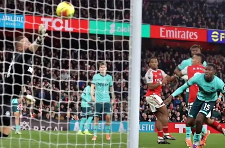 莫斯基拿頂入烏龍球助阿仙奴險勝2:1