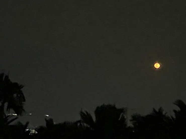 家中頂樓拍的月色。（因為放大焦距，變得畫質比較不好）