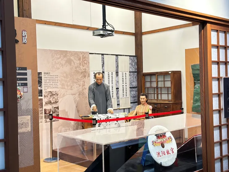 被幽禁的生活,不反抗的張學良似乎已臣服且早已習慣,和伴侶過著鄉間田野生活