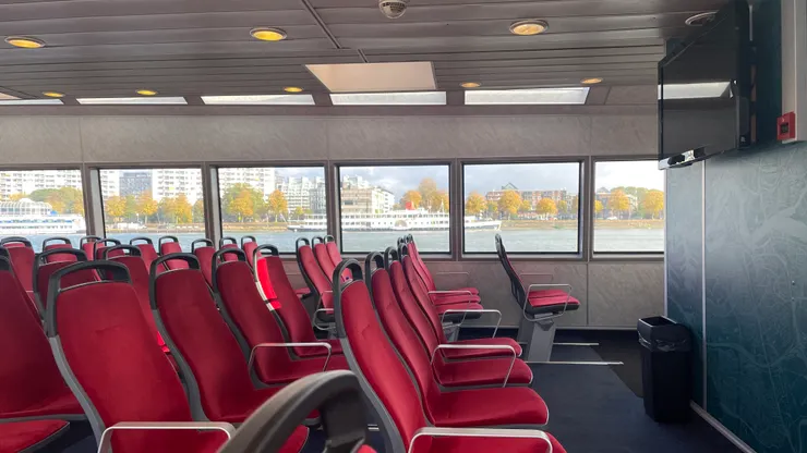 船上一角,人很少