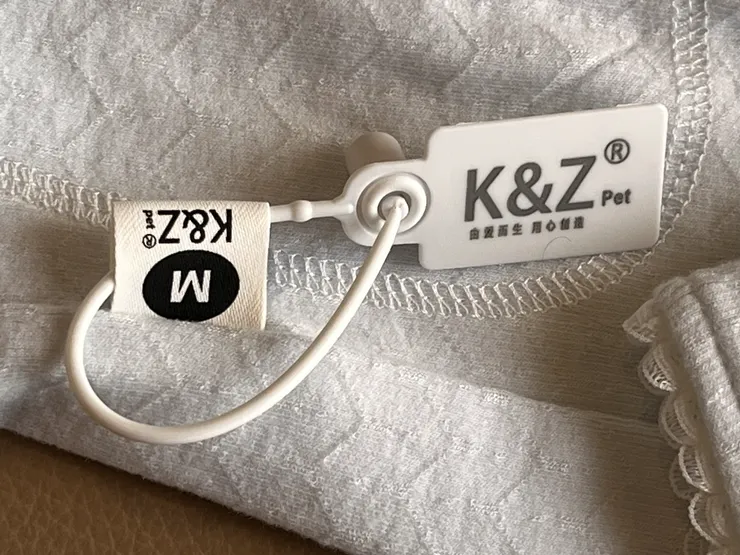 連衣服吊牌也不馬虎~