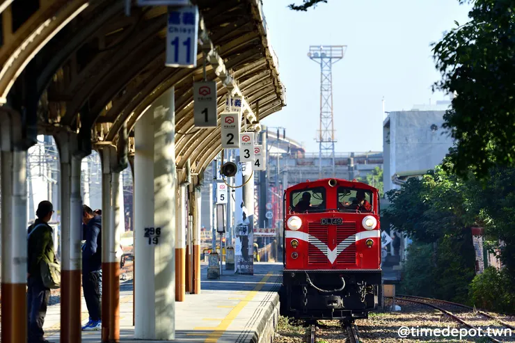 專車緩緩駛入嘉義站的月台