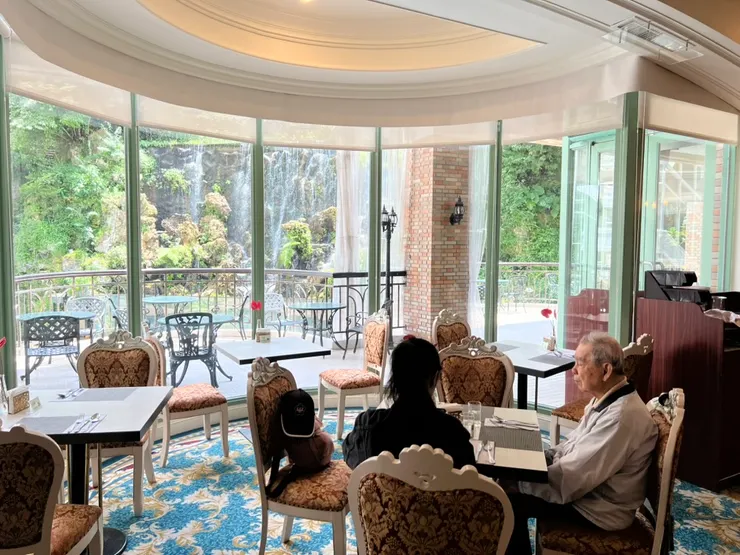 從飯店的餐廳看出去，景色很美，如果坐外面能夠聽到潺潺的水聲