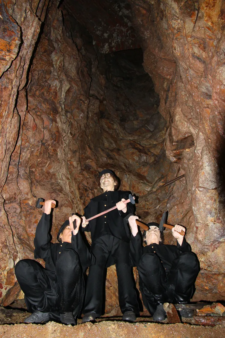 礦坑十分昏暗，逼真的礦工塑像著實有些嚇人。