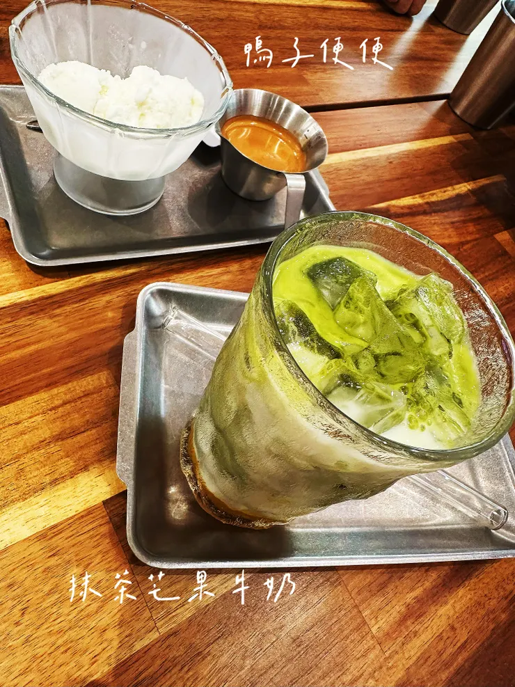 濃縮咖啡淋上冰淇淋~好像真的有幾分像鴨子便便🤣味道還不錯~(噁欸你)抹茶不知道是不是因為碰到芒果變成一種奇妙的菜味??