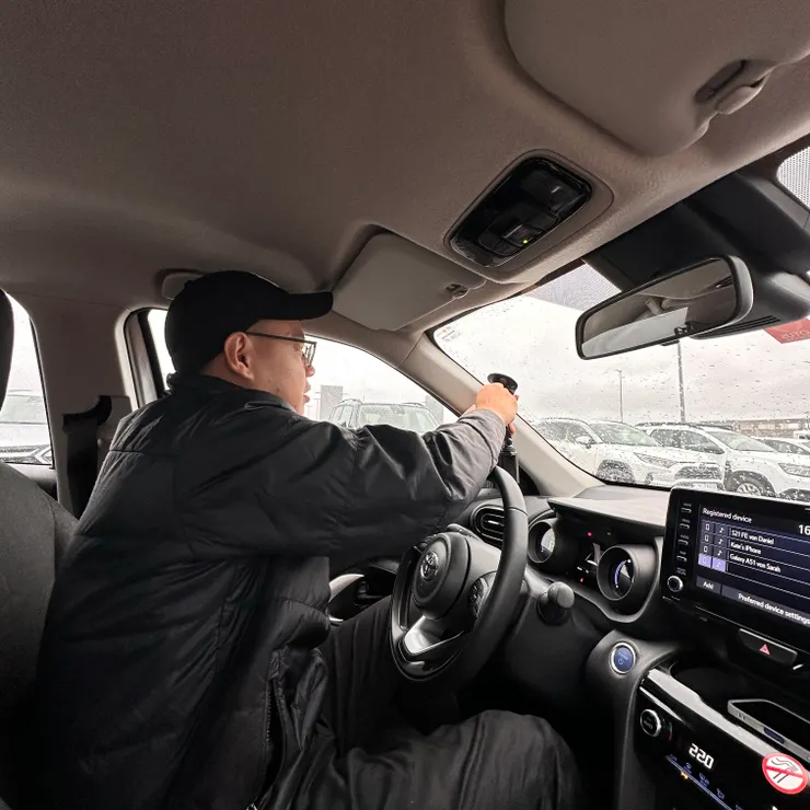 YARIS有car play但沒有手機架，需要的人請自備。搭了一天飛機理工男頭很油所以戴帽子。