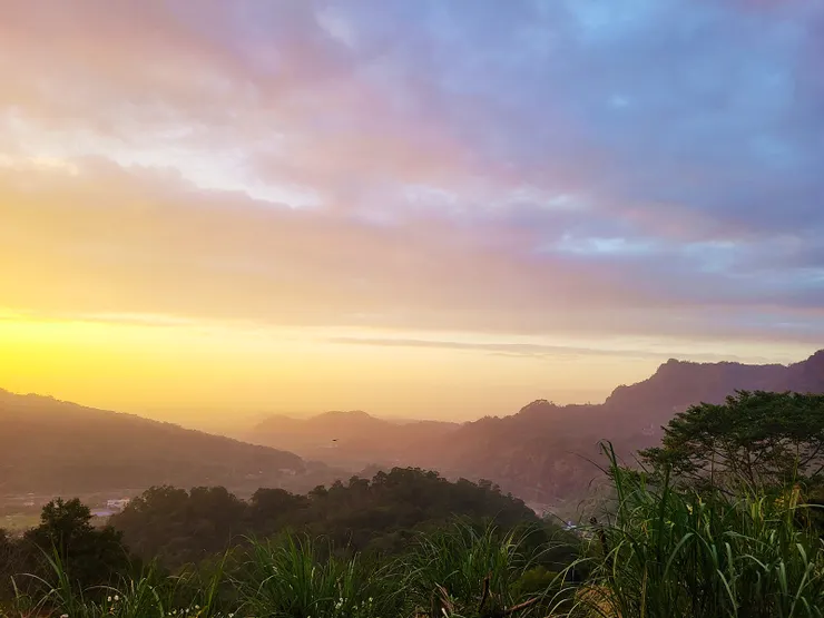 在欣賞夕陽美景時，驚鴻一瞥的台灣藍鵲更讓大伙驚呼連連（一群藍鵲飛過，來不及拍攝，只拍到落後的一隻)。