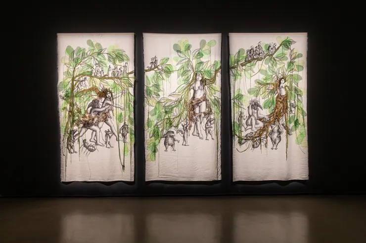 西爾維・塞利格，《達芙妮》，2025，刺繡、漿硬薄紗、蕾絲、線，每幅 250 × 150 公分，藝術家版權所有。／圖像提供：臺北市立美術館提供