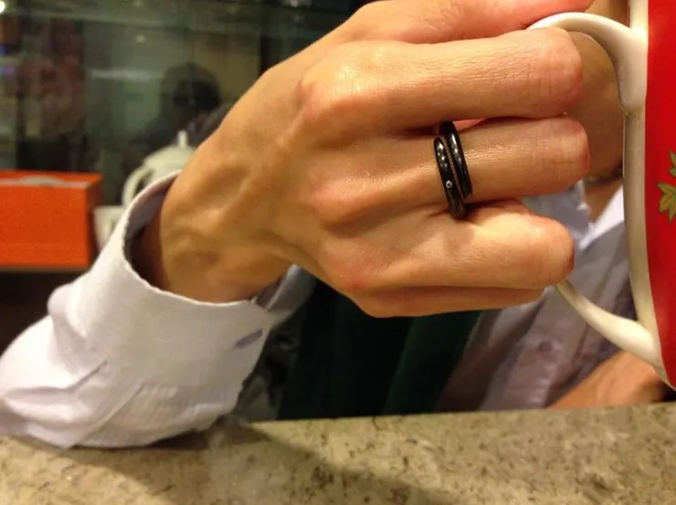 AVENwiki（無性戀社群百科）指出，無性戀者會在右手中指配戴黑色戒指，表達自己的無性戀認同。（攝影／林梵謹）