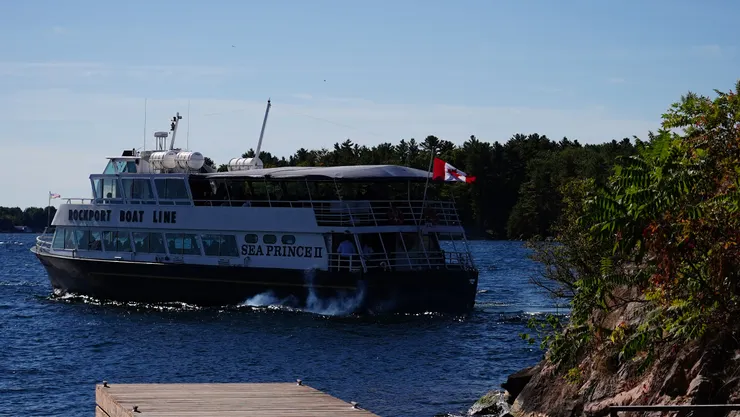 每個整點開船，加拿大這端的船。