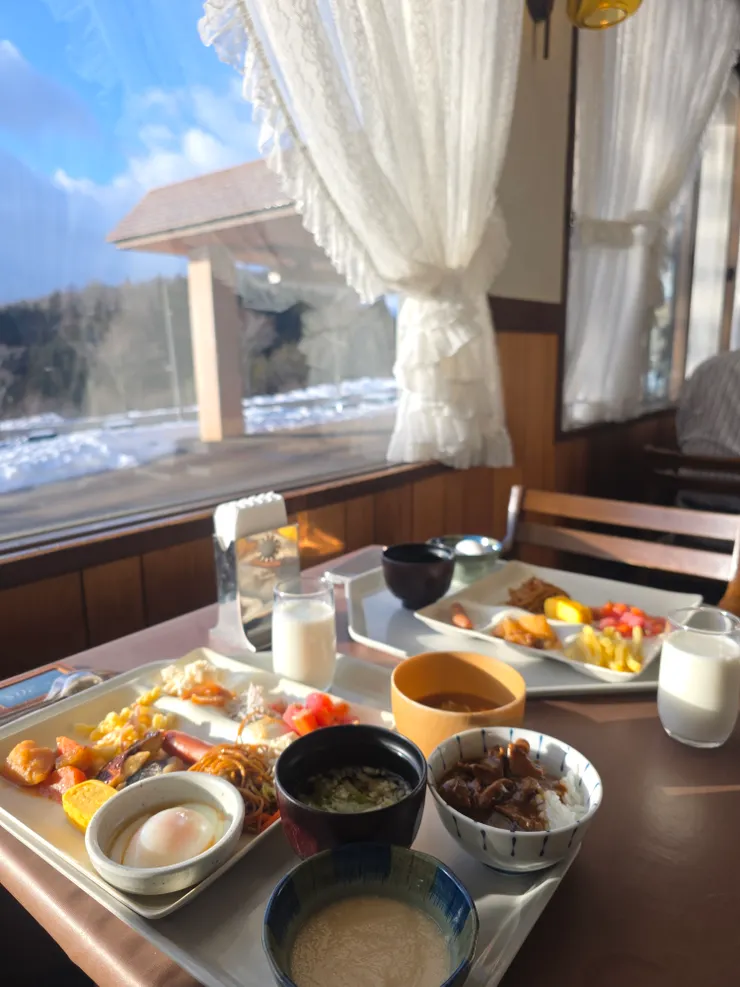 邊享用早餐邊欣賞窗外雪景(早餐也很豐富