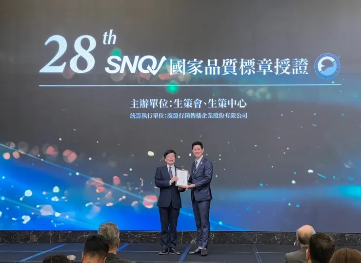 國家生技醫療產業策進會執行長周志浩(左)與婕樂纖創辦人呂世博(右)合影。婕樂纖/提供