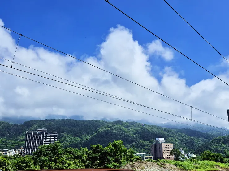 遠方鶯子嶺一線的雪山山脈對流旺盛的雲層
