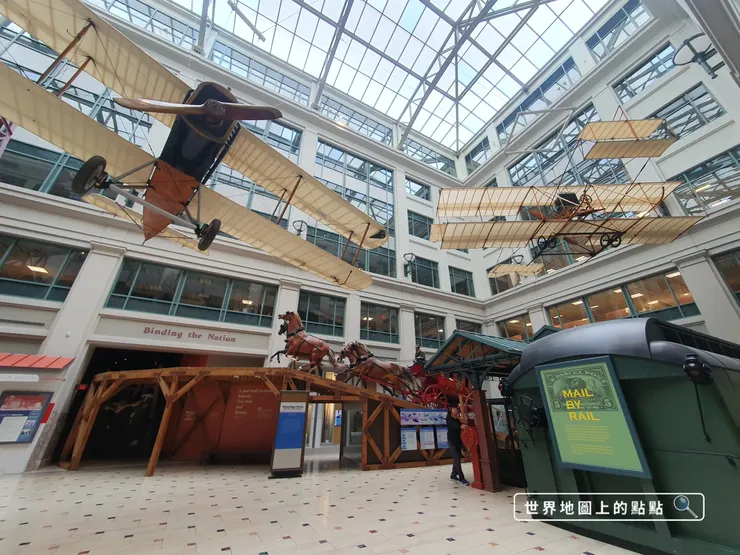 大廳內展示各種運送郵件的交通運輸工具