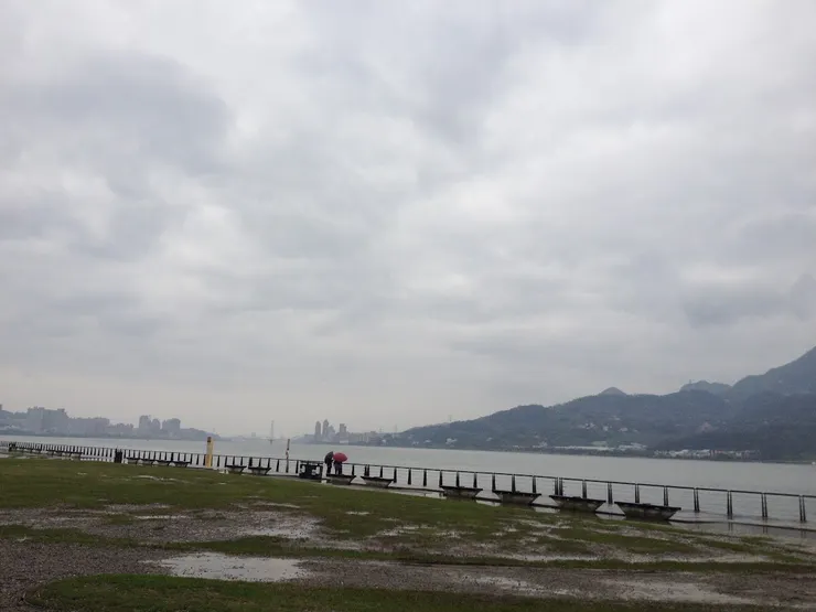 天空中帶著陰霾的淡水河岸