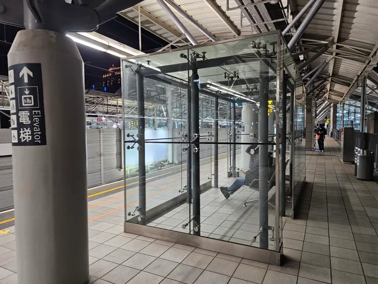 風真的有夠大，月台還有玻璃罩擋風