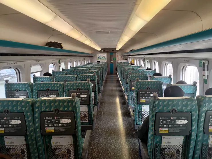 圖示：台灣高鐵700T型列車內部座位區。圖片來源為張居隱：https://www.shutterstock.com/zh-Hant/image-photo/2636354755