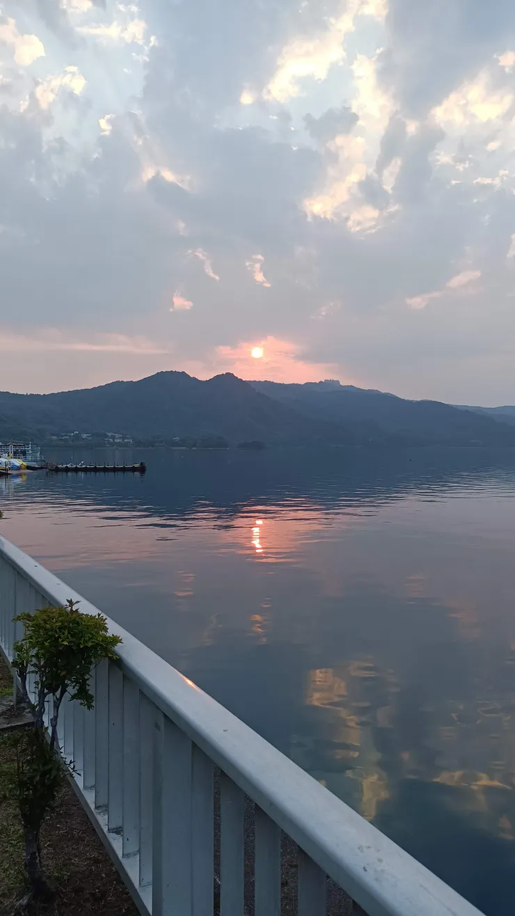 晚上快七點了，太陽還沒下班