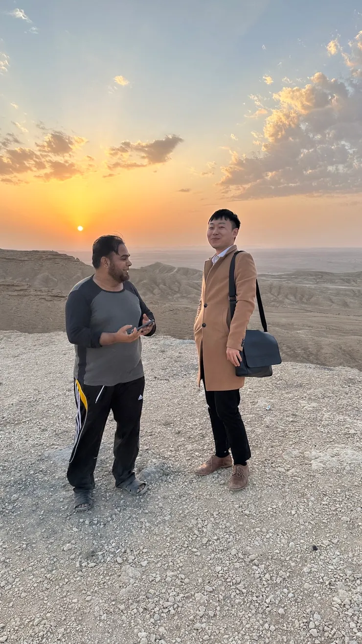 突然說想跟我合照的巴基斯坦爸爸，不對啊旁邊有宋慧喬你找我這個肥宅拍照做什麼