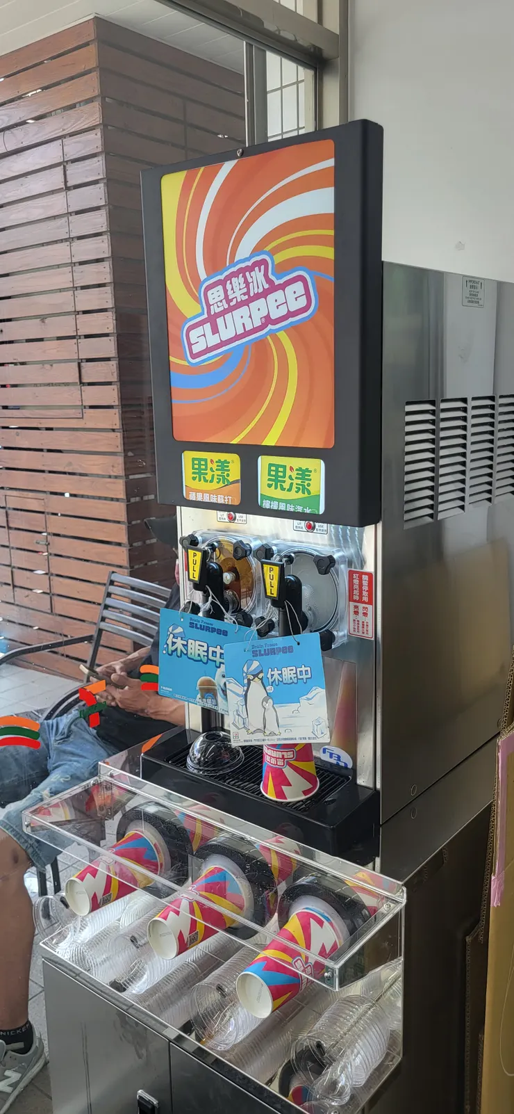 當時要買時事休眠中 所以我是隔天去買的蘋果風味蘇打和檸檬風味汽水，目前一杯都是39元且是固定的紙杯容量，但幾天後看到有特大杯了！