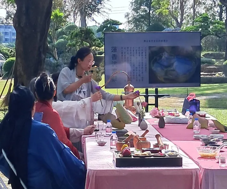 我們再現了古代群芳宴的風華