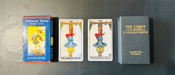 圖:偉特塔羅牌/左:1990版、右:1910版