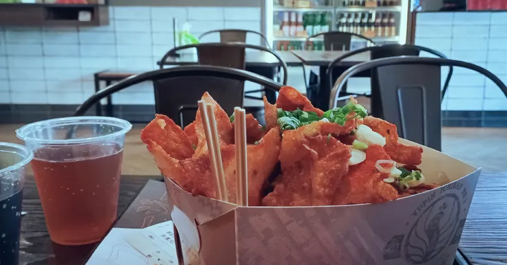 滿出來的炸蛋餅皮加蒜片