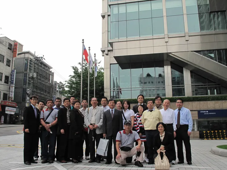 台灣的國旗在韓國的領空飄揚著，高掛在 GS 集團總部的廣場上，是對我們最尊重的歡迎