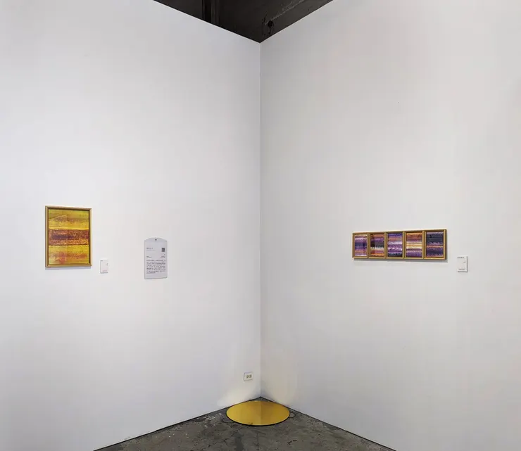 在基督教中,彩虹被看作是上帝對人類的約定,象徵著和平、希望和祝福;在佛教中,彩虹則象徵著佛陀的慈悲和智慧。左標題:聖經;中央標題:光明,倒轉的愛心火焰;右標題:佛說阿彌陀經。