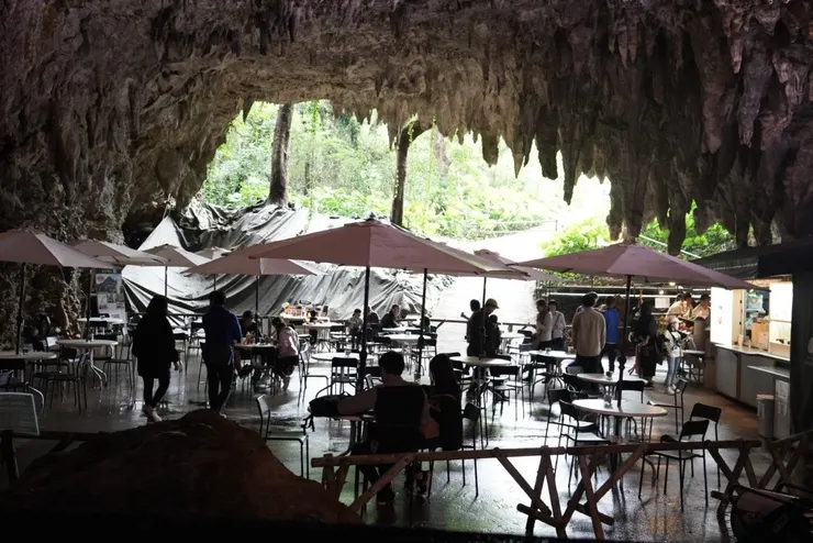 位於鐘乳石洞中的咖啡廳，Gangala山谷導覽集合處。