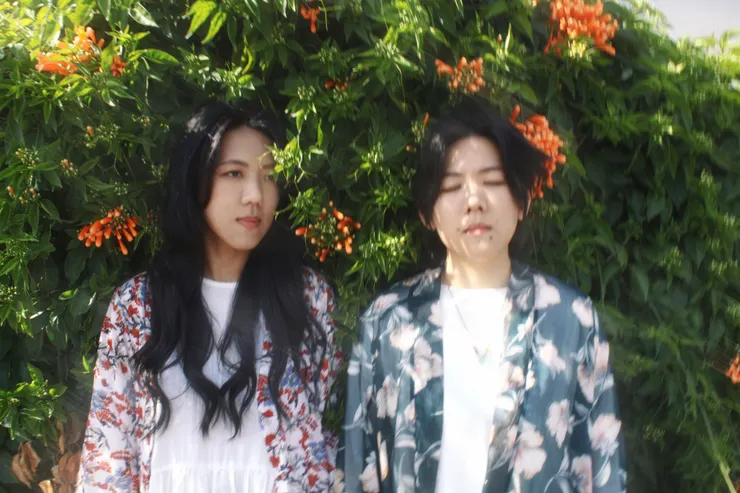 睽違七年，依錚依靜推出全新專輯《謎樣的花》(圖 提供／風潮音樂)