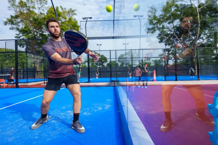 西班牙教練Sergio示範利用牆壁反彈回球