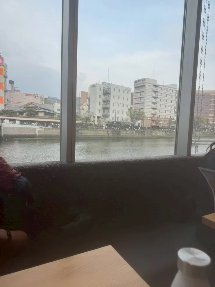 等餐點前可以看一下運河風景