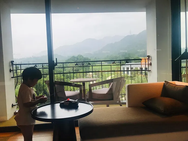  ▲陽台可以看見美麗的山景，也可以陽台發呆、看書或放空