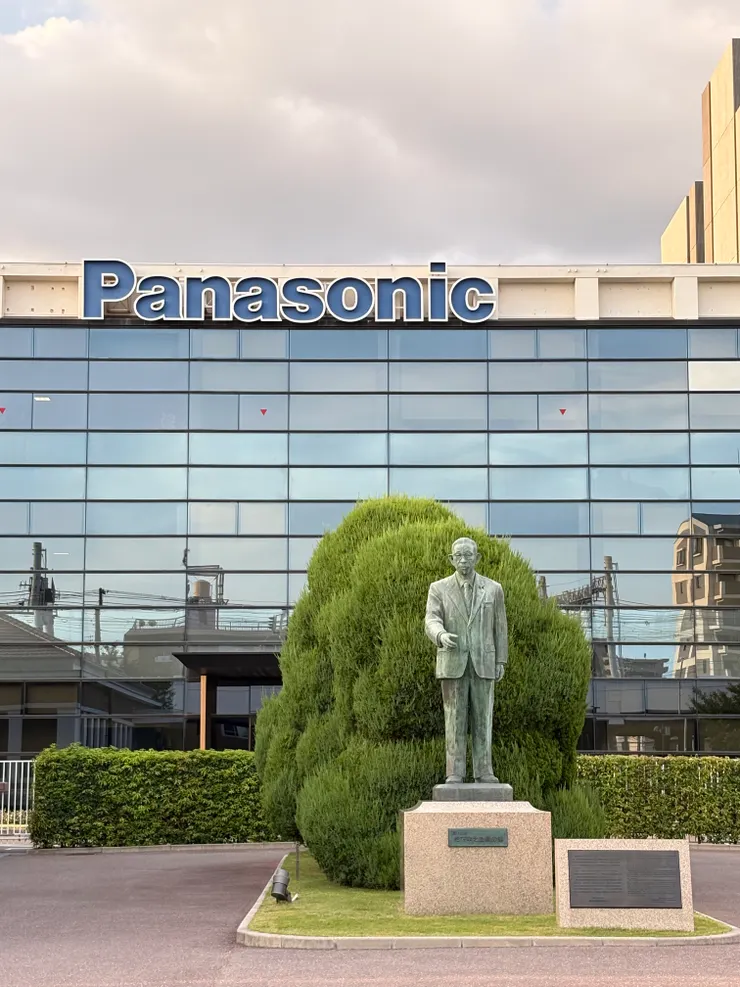 松下紀念館分為歷史館與製品館（ものづくり館)；歷史館前的大門，佇立著松下幸之助的雕像，像是老人家親自歡迎一般，十分親切。