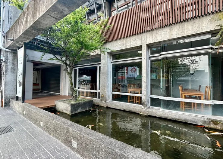 圖03 門前還有一座蓄養錦鯉的大水池