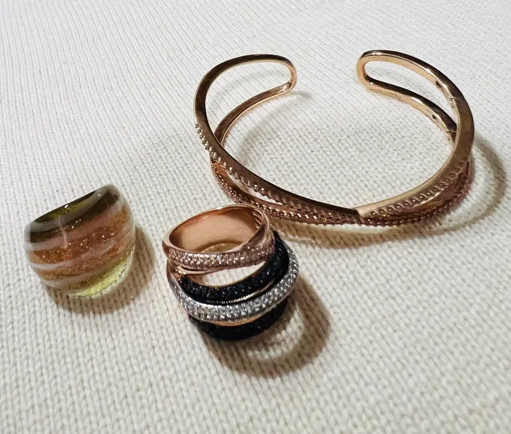 配飾也是褐色系圈圈