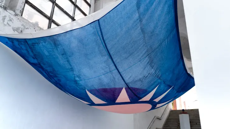 劉妍蓁，《日映日重影》，300*450cm，布料、顏料，2025，劉妍蓁提供。