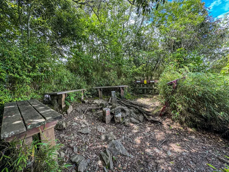 抵逹東洗水山,腹地不大,設有椅子供山友休息,有展望。